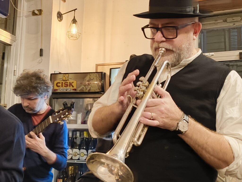 Luca Veronese suona la tromba durante il concerto della Banda Armonica Rumori